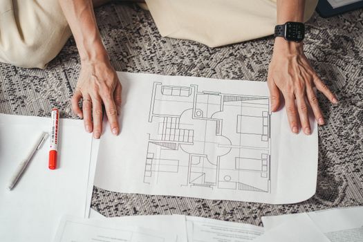 Modern villa tasarımı çizim ve inşaat planı masa üzerinde
