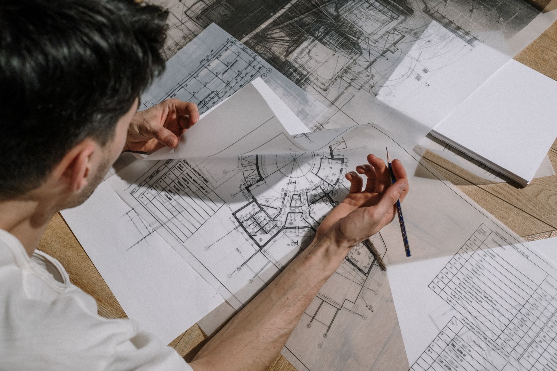 Modern villa tasarımı çizim ve inşaat planı masa üzerinde